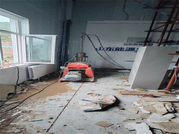 阳日镇地基基础下沉墙体裂缝加固注浆顶升施工